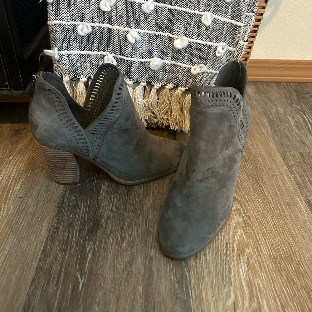Vince Camuto Fileana Suede Gray
Block Heel Ankle Booties, size 9.5